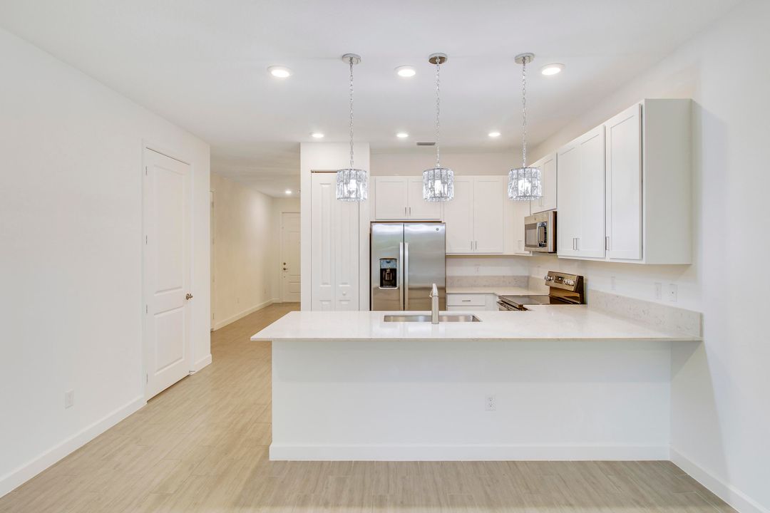 Active With Contract: $3,300 (2 beds, 2 baths, 1319 Square Feet)