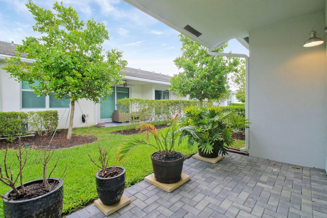 Active With Contract: $3,300 (2 beds, 2 baths, 1319 Square Feet)