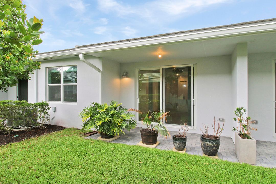 Active With Contract: $3,300 (2 beds, 2 baths, 1319 Square Feet)