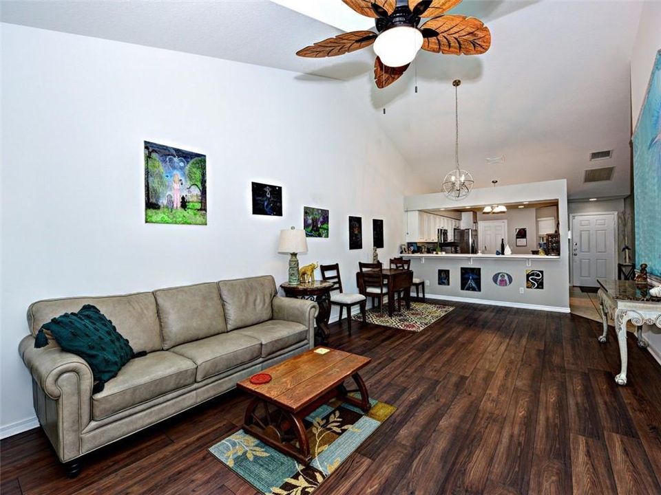 For Sale: $315,000 (2 beds, 2 baths, 1173 Square Feet)