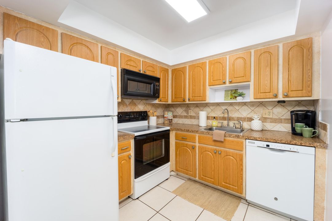 Active With Contract: $185,900 (2 beds, 2 baths, 875 Square Feet)