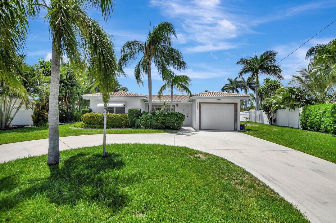 Recently Sold: $1,075,000 (2 beds, 2 baths, 1275 Square Feet)