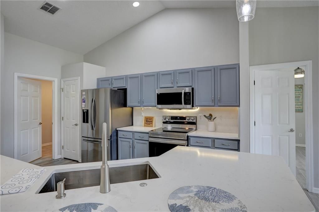 Active With Contract: $349,900 (3 beds, 2 baths, 1843 Square Feet)