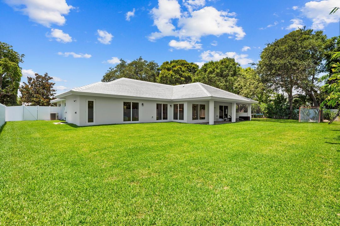 For Sale: $2,500,000 (4 beds, 3 baths, 2565 Square Feet)