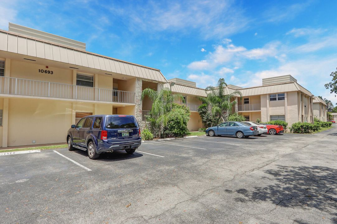 Active With Contract: $2,100 (2 beds, 2 baths, 940 Square Feet)