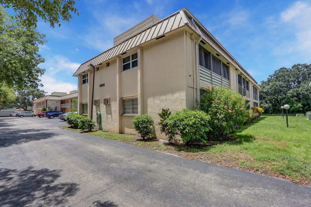 Active With Contract: $2,100 (2 beds, 2 baths, 940 Square Feet)