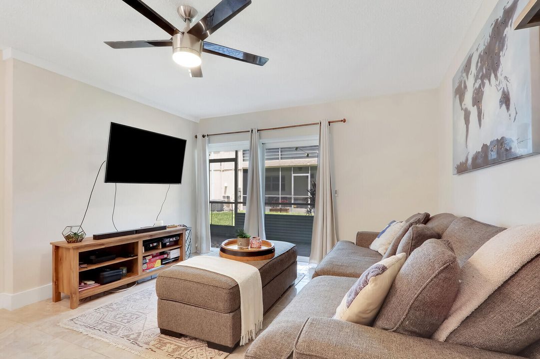 Active With Contract: $2,100 (2 beds, 2 baths, 940 Square Feet)