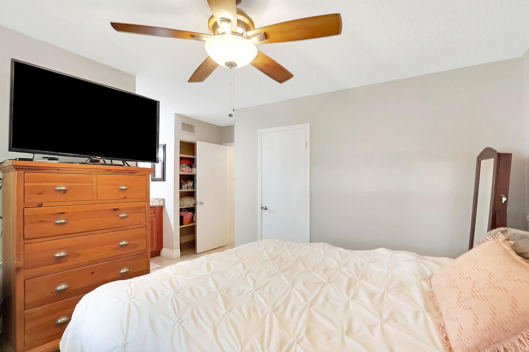 Active With Contract: $2,100 (2 beds, 2 baths, 940 Square Feet)