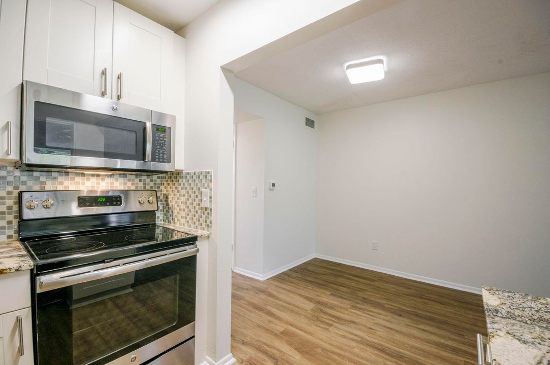 For Sale: $190,000 (1 beds, 1 baths, 712 Square Feet)