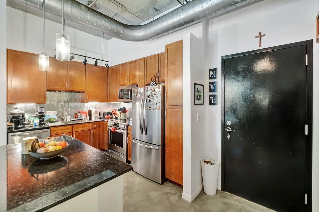 For Sale: $399,000 (1 beds, 1 baths, 722 Square Feet)