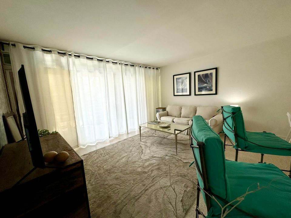 Active With Contract: $2,350 (1 beds, 1 baths, 584 Square Feet)