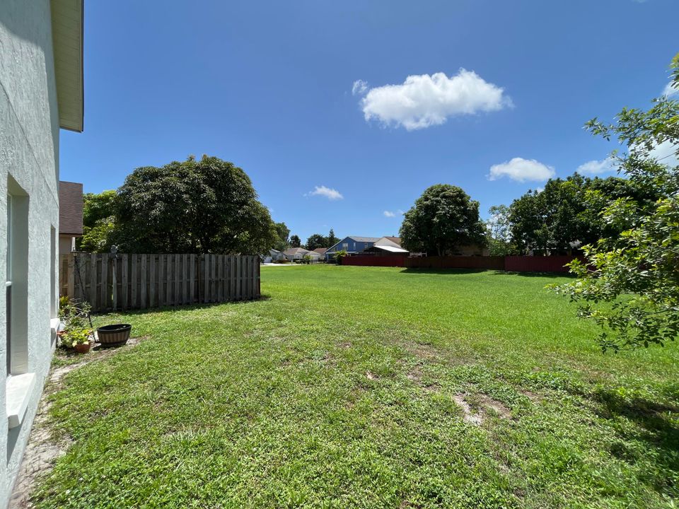 Active With Contract: $389,900 (3 beds, 2 baths, 1543 Square Feet)