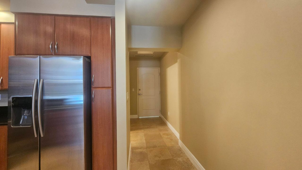 Active With Contract: $2,400 (1 beds, 1 baths, 762 Square Feet)