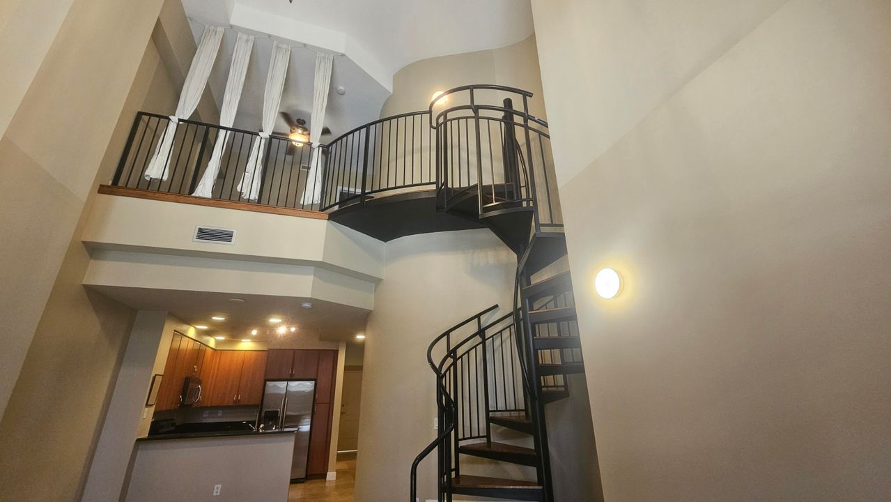 Active With Contract: $2,400 (1 beds, 1 baths, 762 Square Feet)