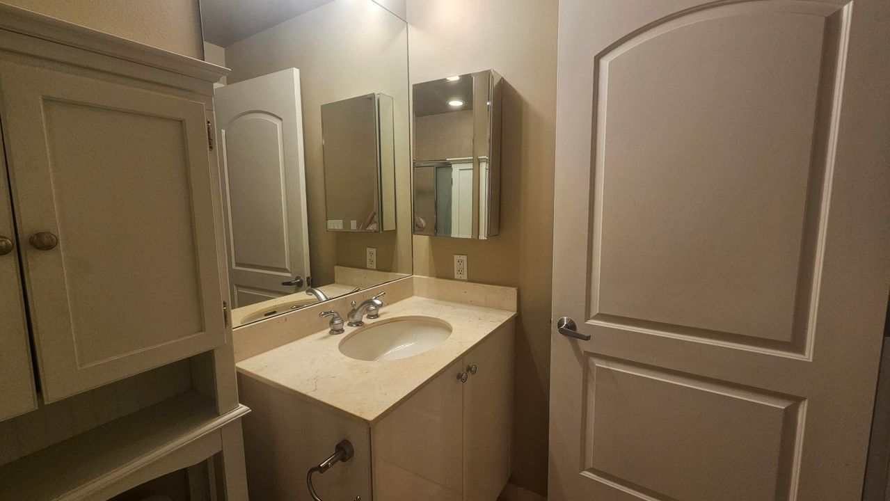 Active With Contract: $2,400 (1 beds, 1 baths, 762 Square Feet)