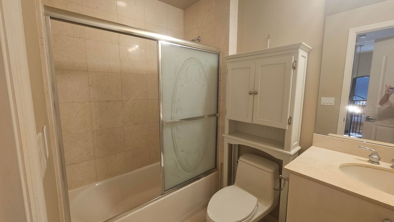 Active With Contract: $2,400 (1 beds, 1 baths, 762 Square Feet)