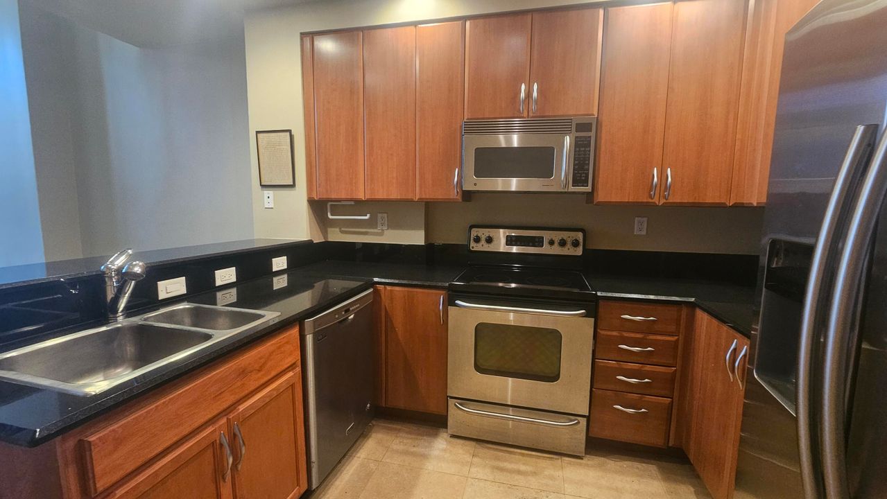 Active With Contract: $2,400 (1 beds, 1 baths, 762 Square Feet)