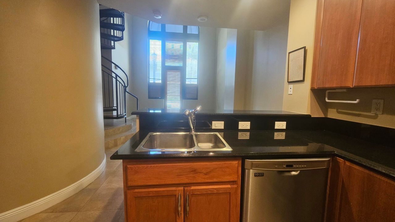 Active With Contract: $2,400 (1 beds, 1 baths, 762 Square Feet)