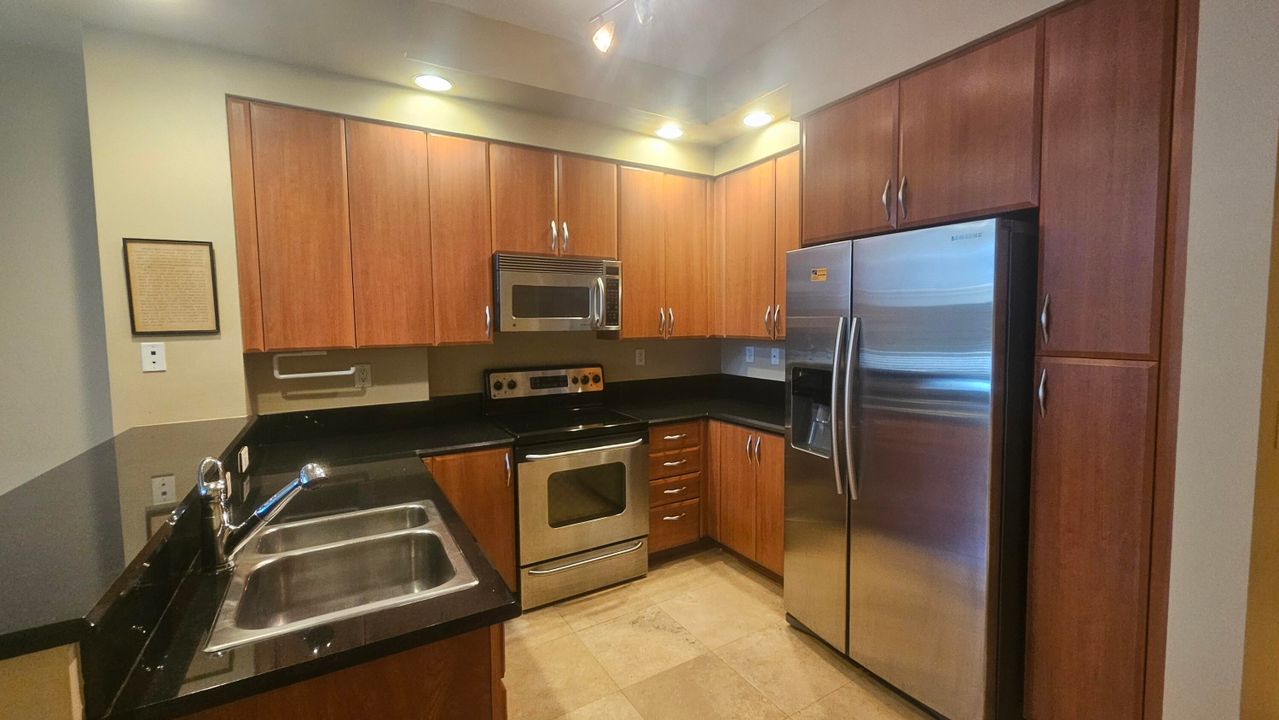 Active With Contract: $2,400 (1 beds, 1 baths, 762 Square Feet)