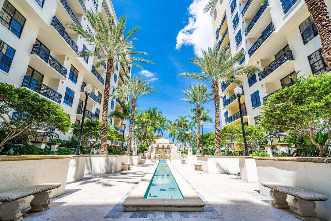 Active With Contract: $2,400 (1 beds, 1 baths, 762 Square Feet)