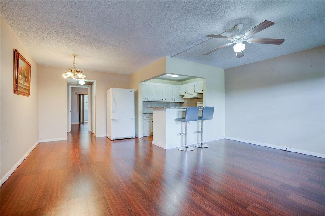 For Sale: $98,900 (1 beds, 1 baths, 720 Square Feet)