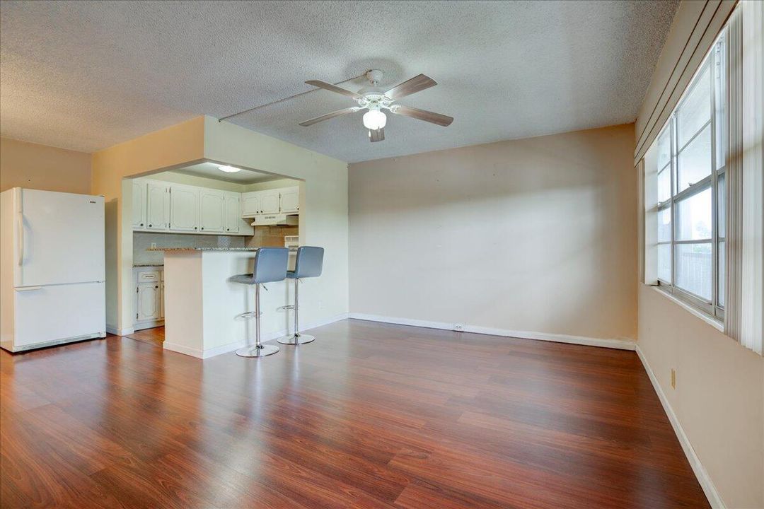 For Sale: $98,900 (1 beds, 1 baths, 720 Square Feet)