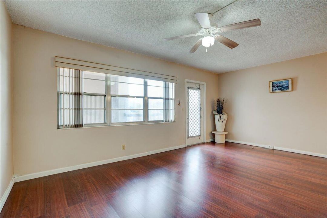 For Sale: $98,900 (1 beds, 1 baths, 720 Square Feet)