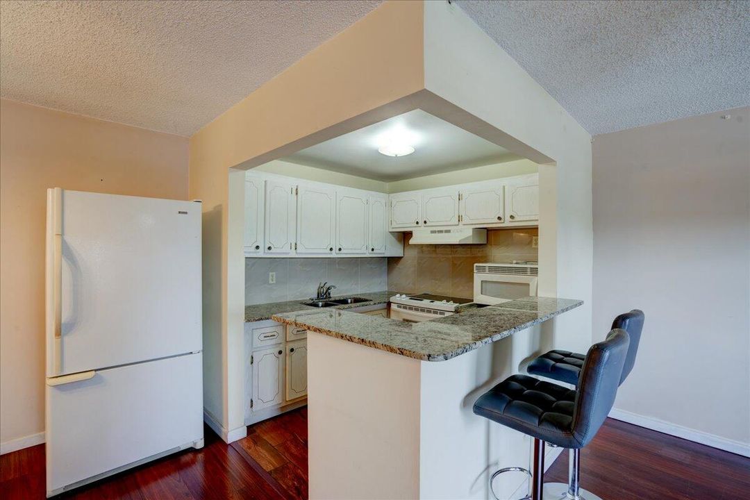 For Sale: $98,900 (1 beds, 1 baths, 720 Square Feet)