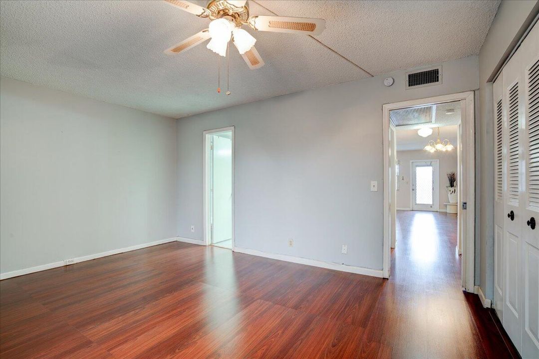 For Sale: $98,900 (1 beds, 1 baths, 720 Square Feet)