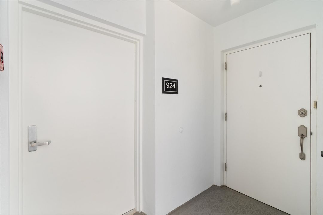 Active With Contract: $4,000 (2 beds, 2 baths, 1239 Square Feet)