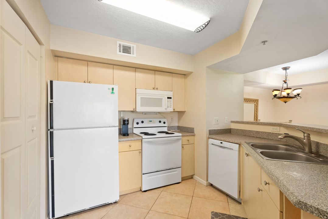 For Sale: $195,000 (1 beds, 1 baths, 795 Square Feet)