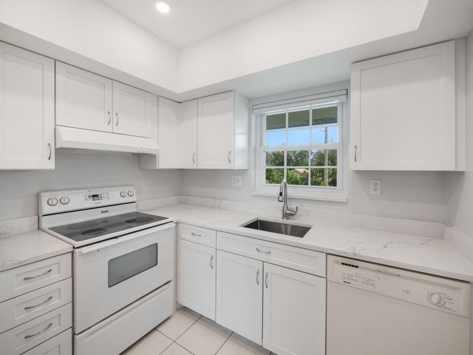 For Sale: $275,000 (2 beds, 2 baths, 1065 Square Feet)