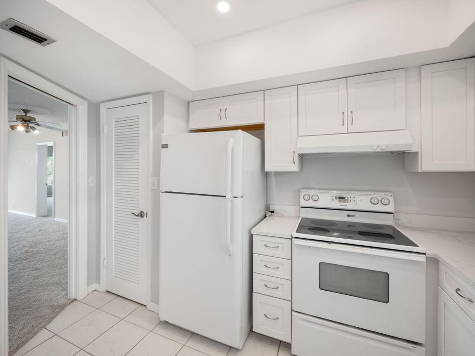 For Sale: $275,000 (2 beds, 2 baths, 1065 Square Feet)