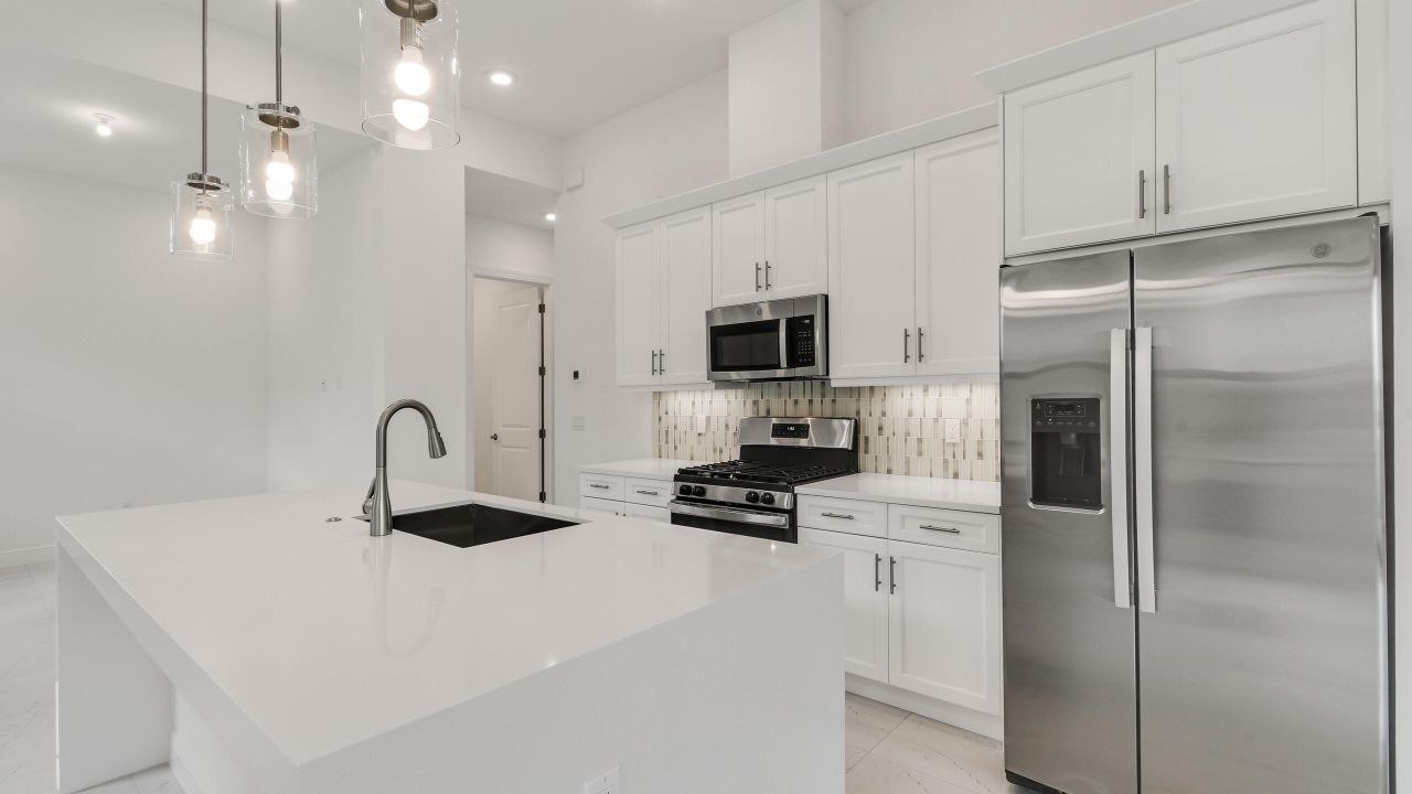 Active With Contract: $549,990 (2 beds, 2 baths, 1434 Square Feet)