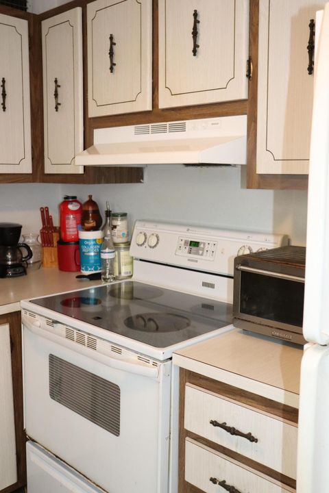 For Sale: $105,000 (2 beds, 2 baths, 920 Square Feet)