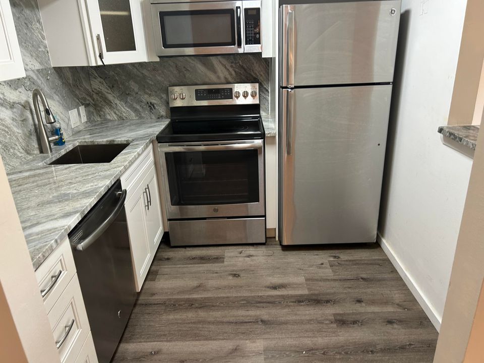 For Sale: $99,900 (1 beds, 1 baths, 735 Square Feet)