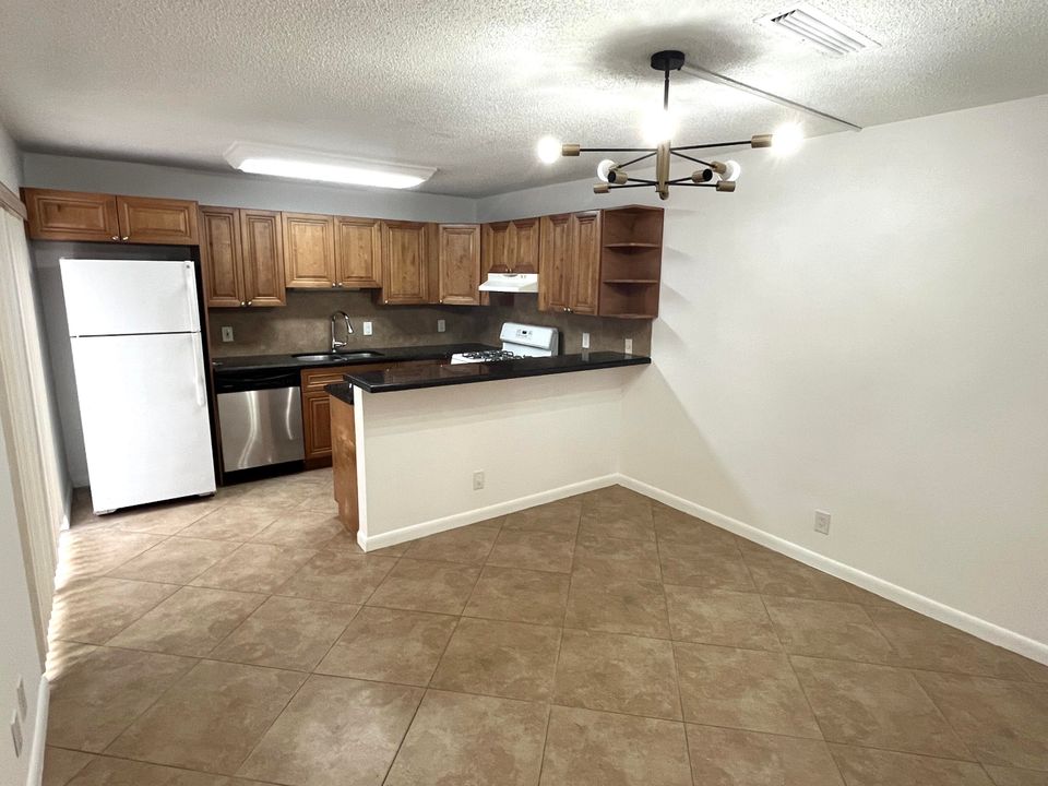 Active With Contract: $2,150 (2 beds, 2 baths, 1328 Square Feet)