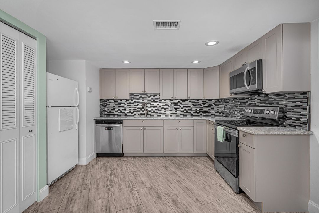 For Sale: $220,000 (2 beds, 2 baths, 934 Square Feet)