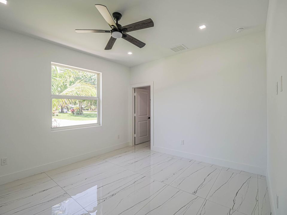 For Sale: $355,000 (3 beds, 2 baths, 1300 Square Feet)