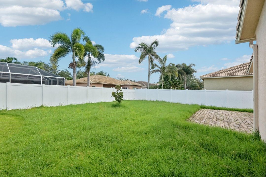 Active With Contract: $275,000 (3 beds, 2 baths, 1377 Square Feet)