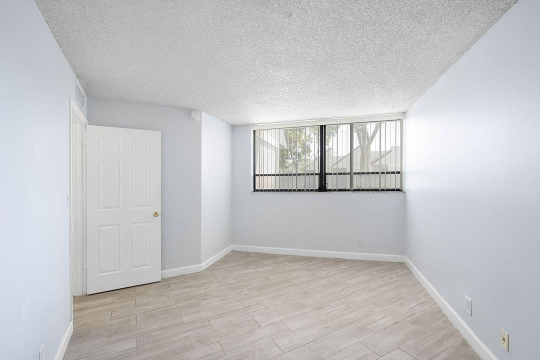 Active With Contract: $202,000 (2 beds, 2 baths, 1030 Square Feet)