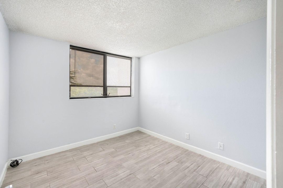 Active With Contract: $202,000 (2 beds, 2 baths, 1030 Square Feet)