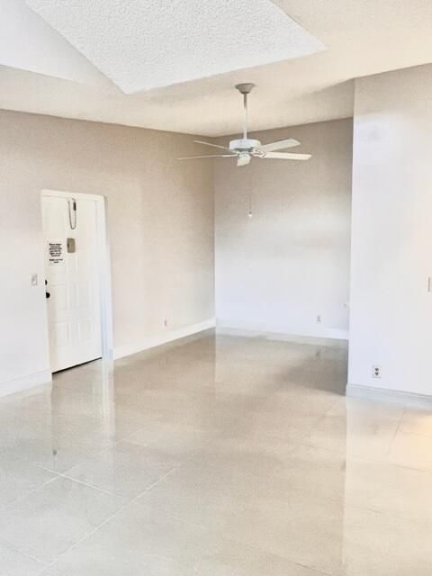 Active With Contract: $1,900 (2 beds, 2 baths, 1005 Square Feet)