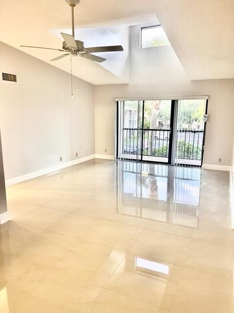 Active With Contract: $1,900 (2 beds, 2 baths, 1005 Square Feet)