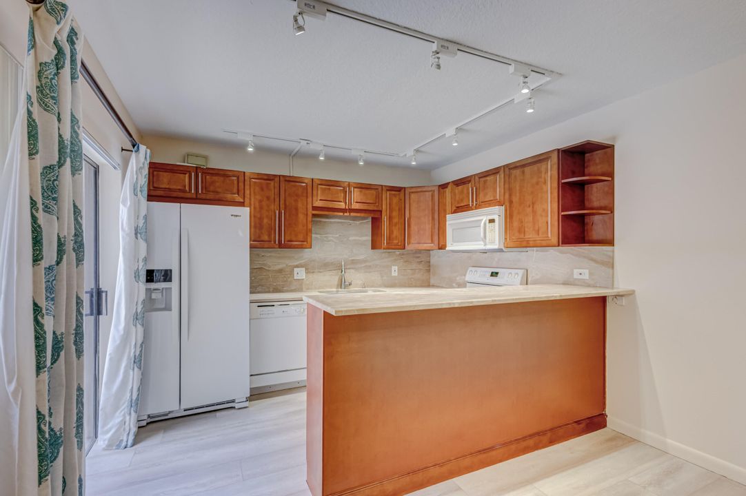 Active With Contract: $2,800 (2 beds, 2 baths, 1488 Square Feet)