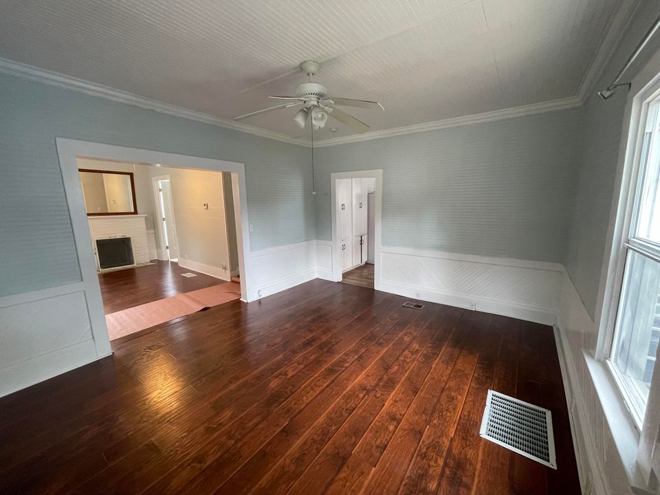 Active With Contract: $2,400 (5 beds, 2 baths, 1568 Square Feet)