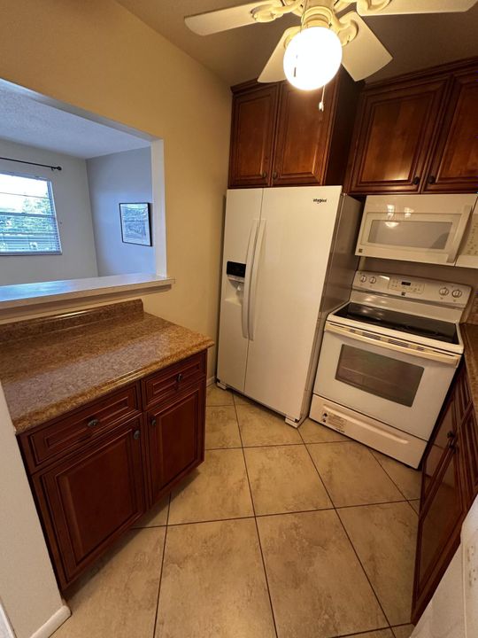 For Sale: $105,000 (1 beds, 1 baths, 700 Square Feet)