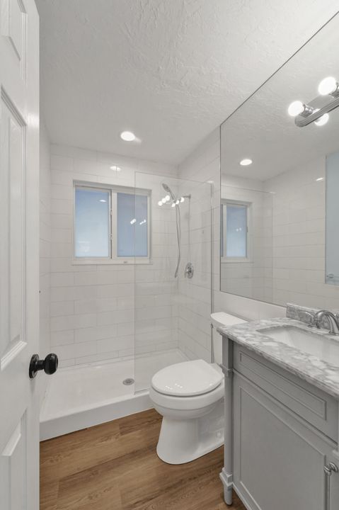 Active With Contract: $1,800 (1 beds, 1 baths, 700 Square Feet)