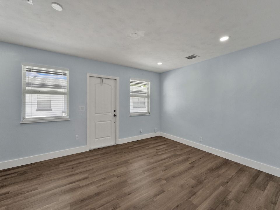 Active With Contract: $1,800 (1 beds, 1 baths, 700 Square Feet)