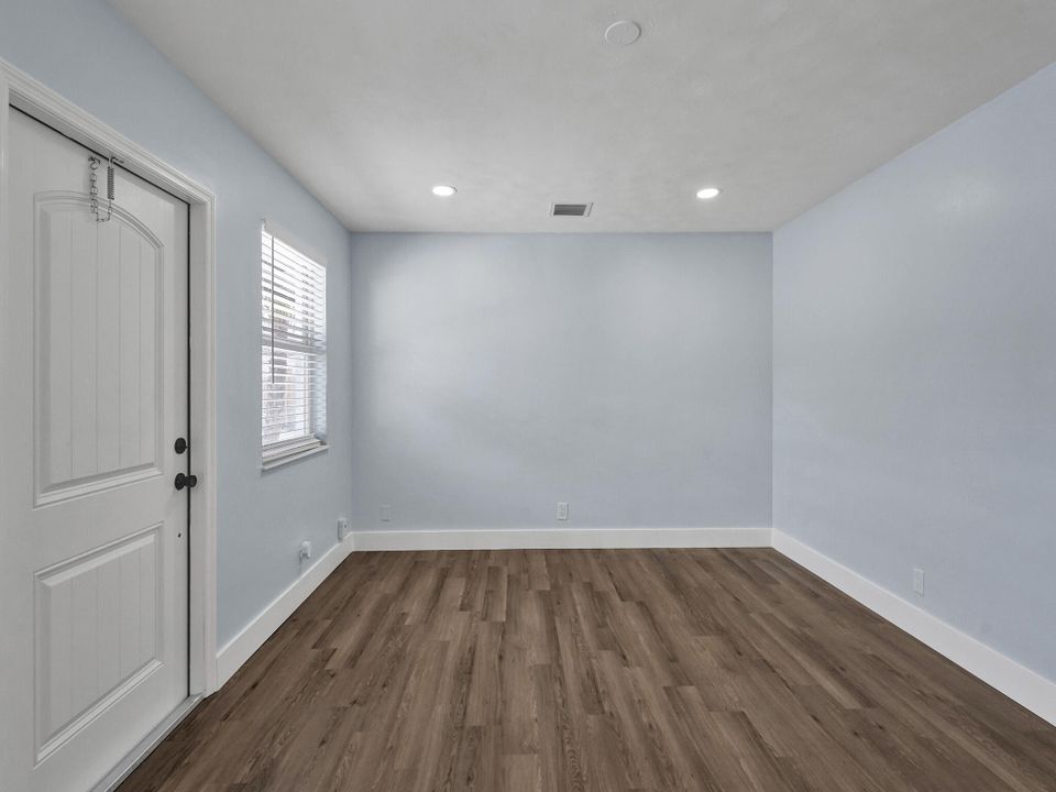 Active With Contract: $1,800 (1 beds, 1 baths, 700 Square Feet)